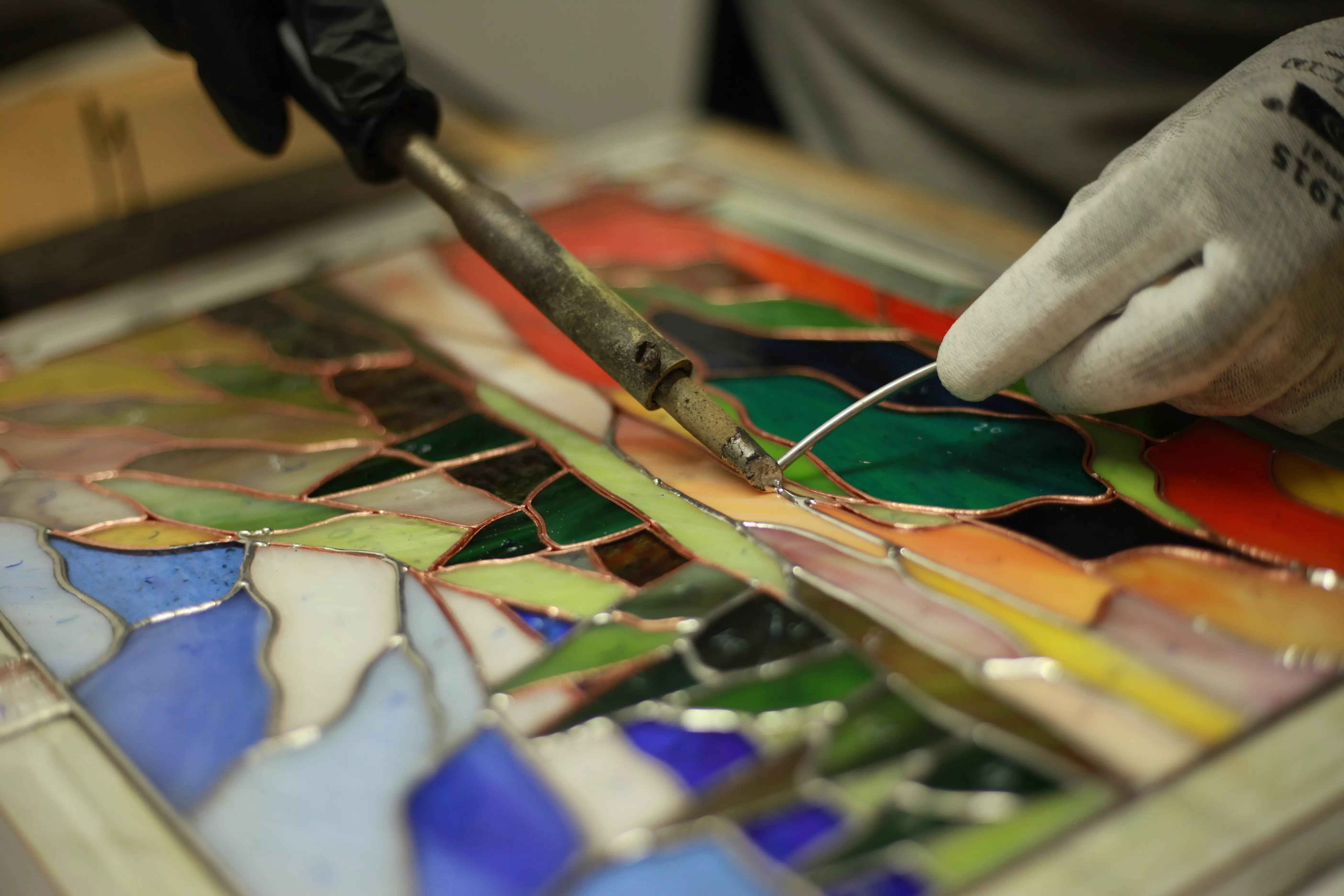 Materials for stained glass: features and selection
