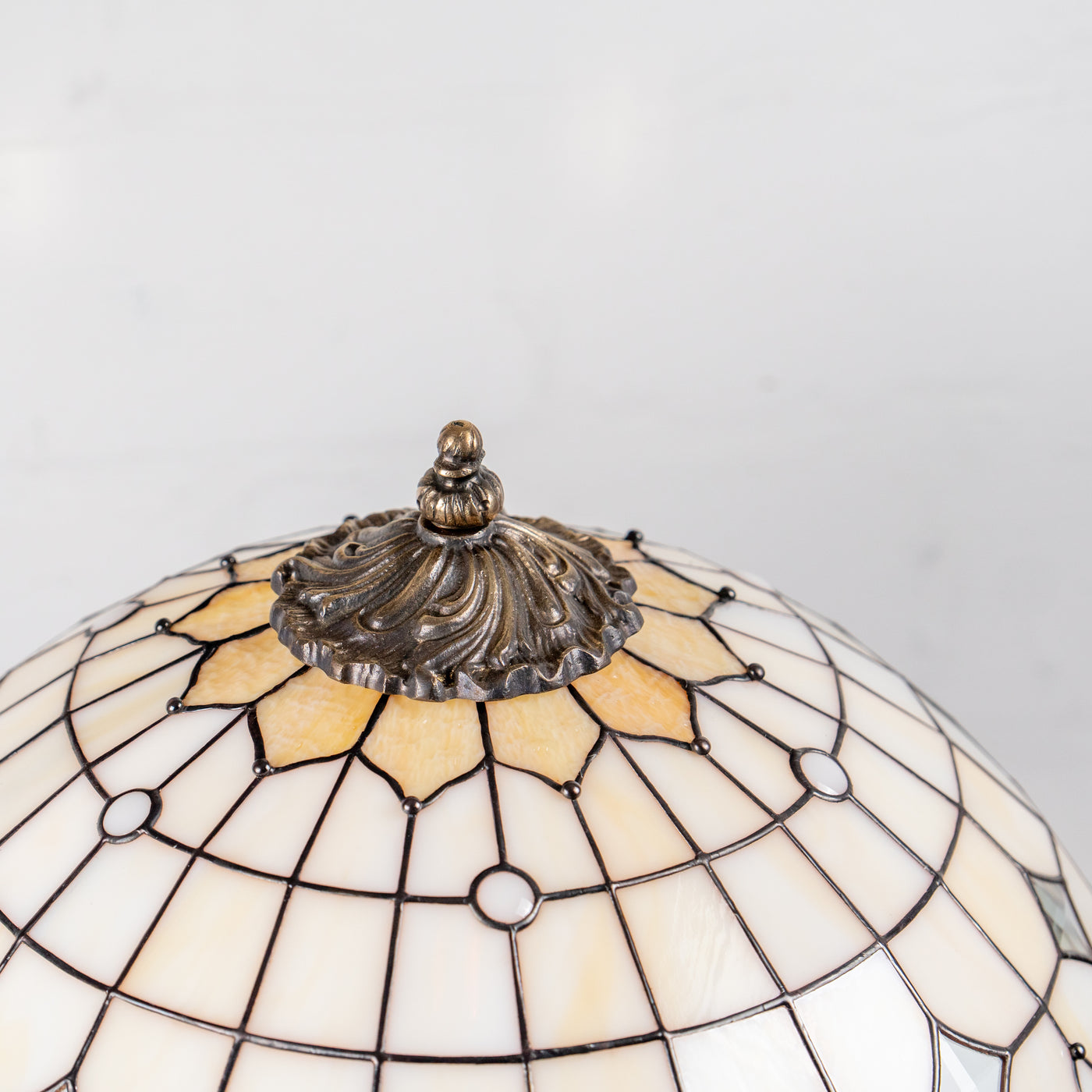 a cap on the top of stained glass lamp