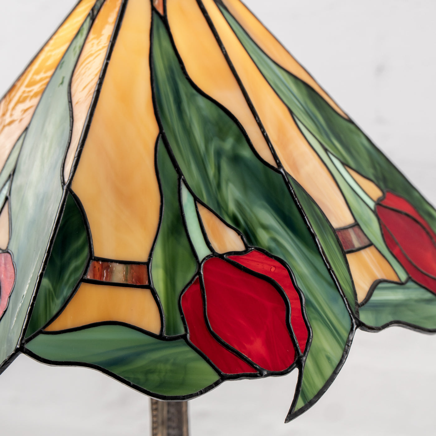 red tulips stained glass lamp
