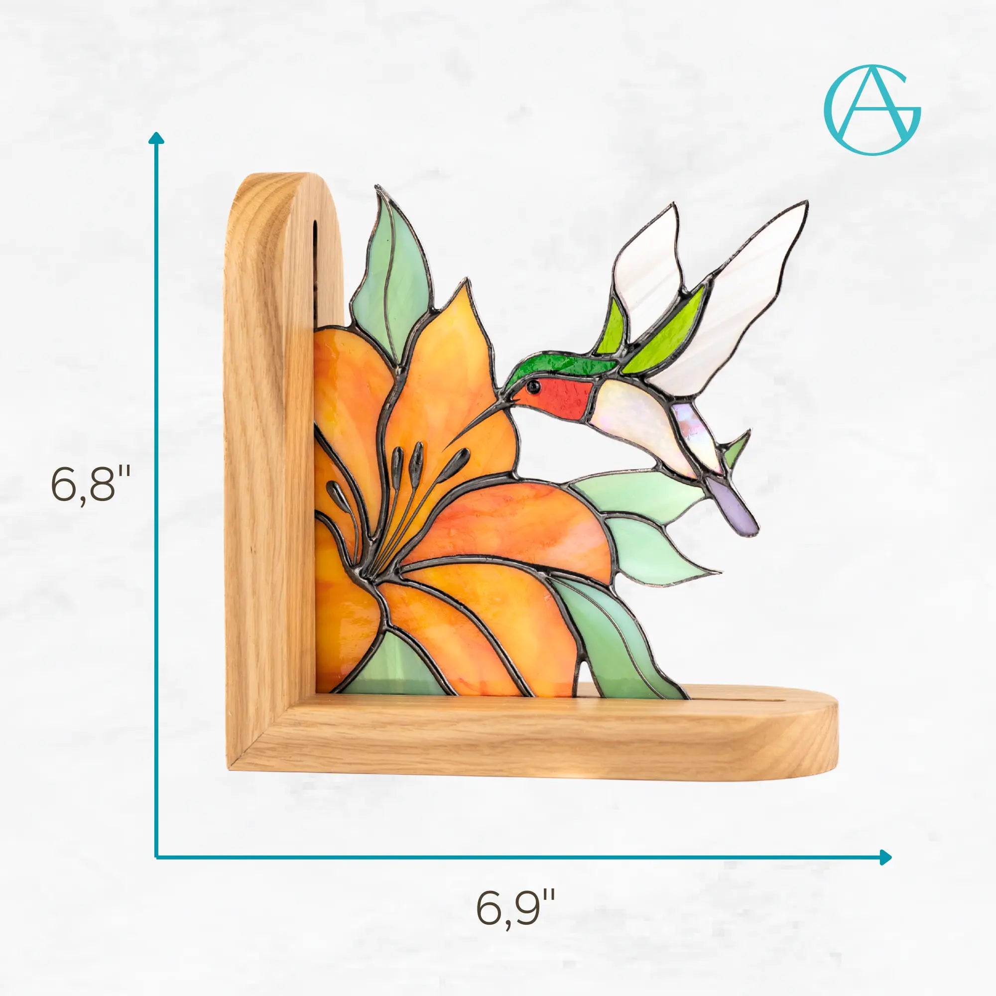Sained glass bookend with a hummingbird and flower design on a wooden base, with measurements indicated: 6,8 x 6,9 inches