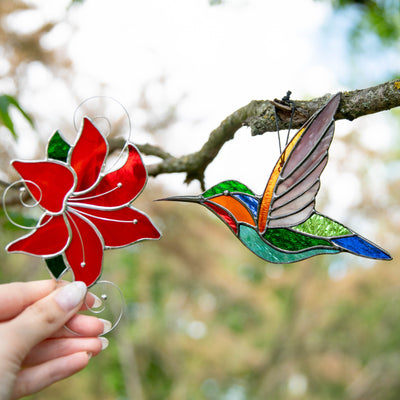 Flying to hibiscus hummingbird suncatcher for window decoration