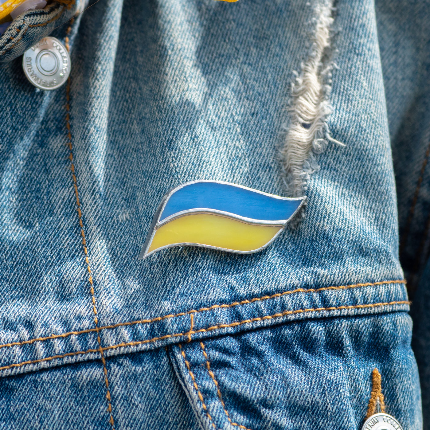 Ukrainian flag brooch of stained glass