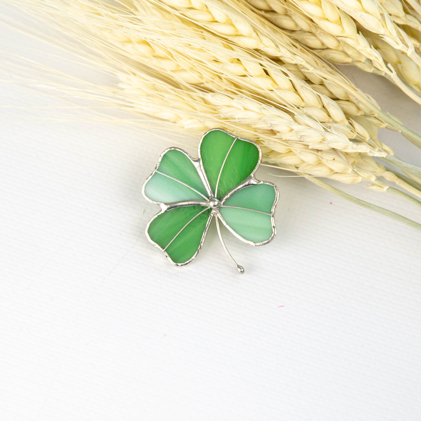 Zoomed 4-leaf clover pin of stained glass