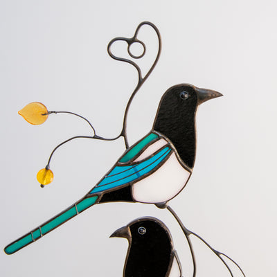 Zoomed stained glass upper magpie