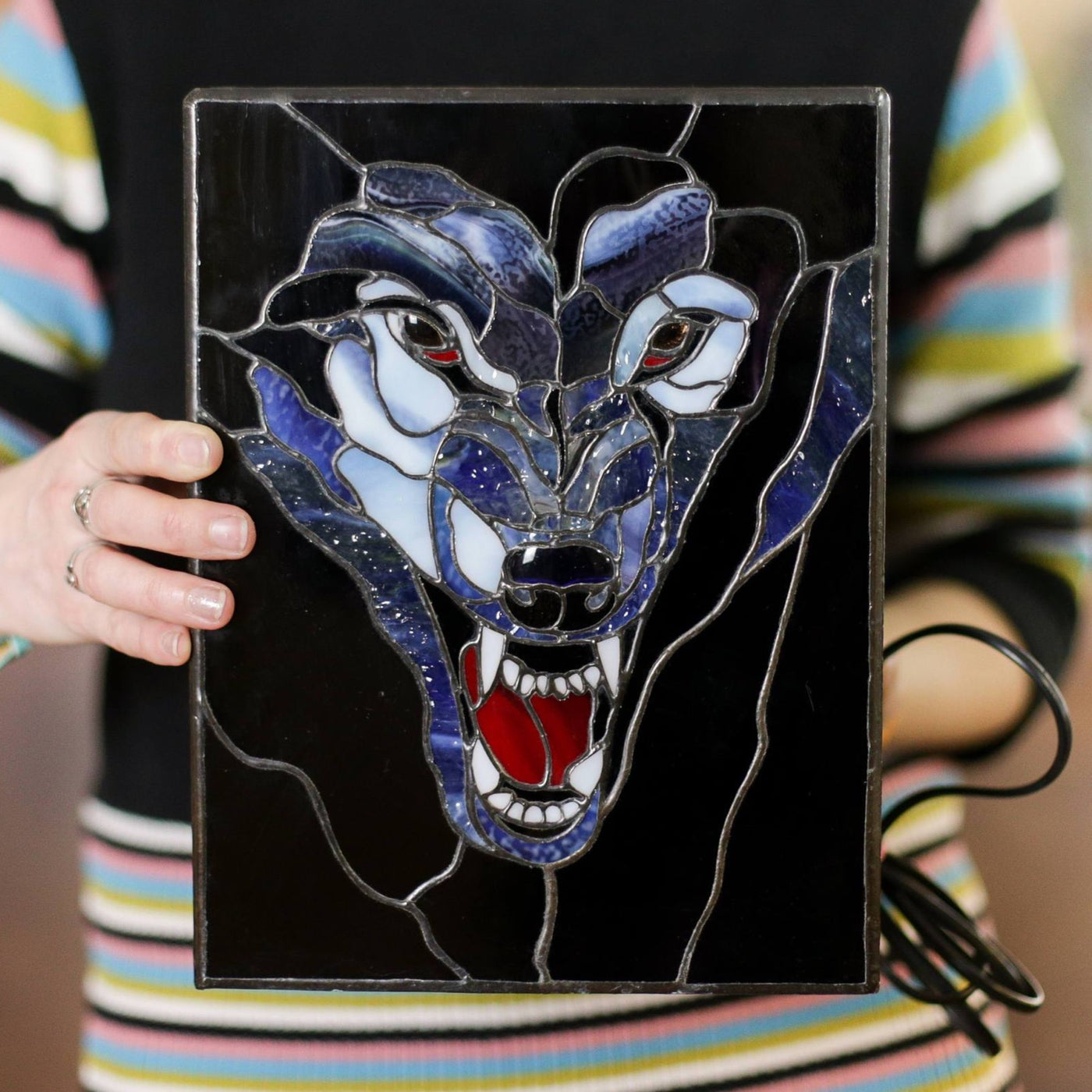 Stained glass lamp depicting wolf with fangs