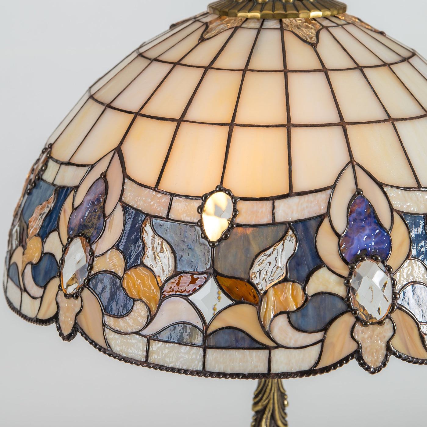 Zoomed stained glass lamp shade in beige with blue markings