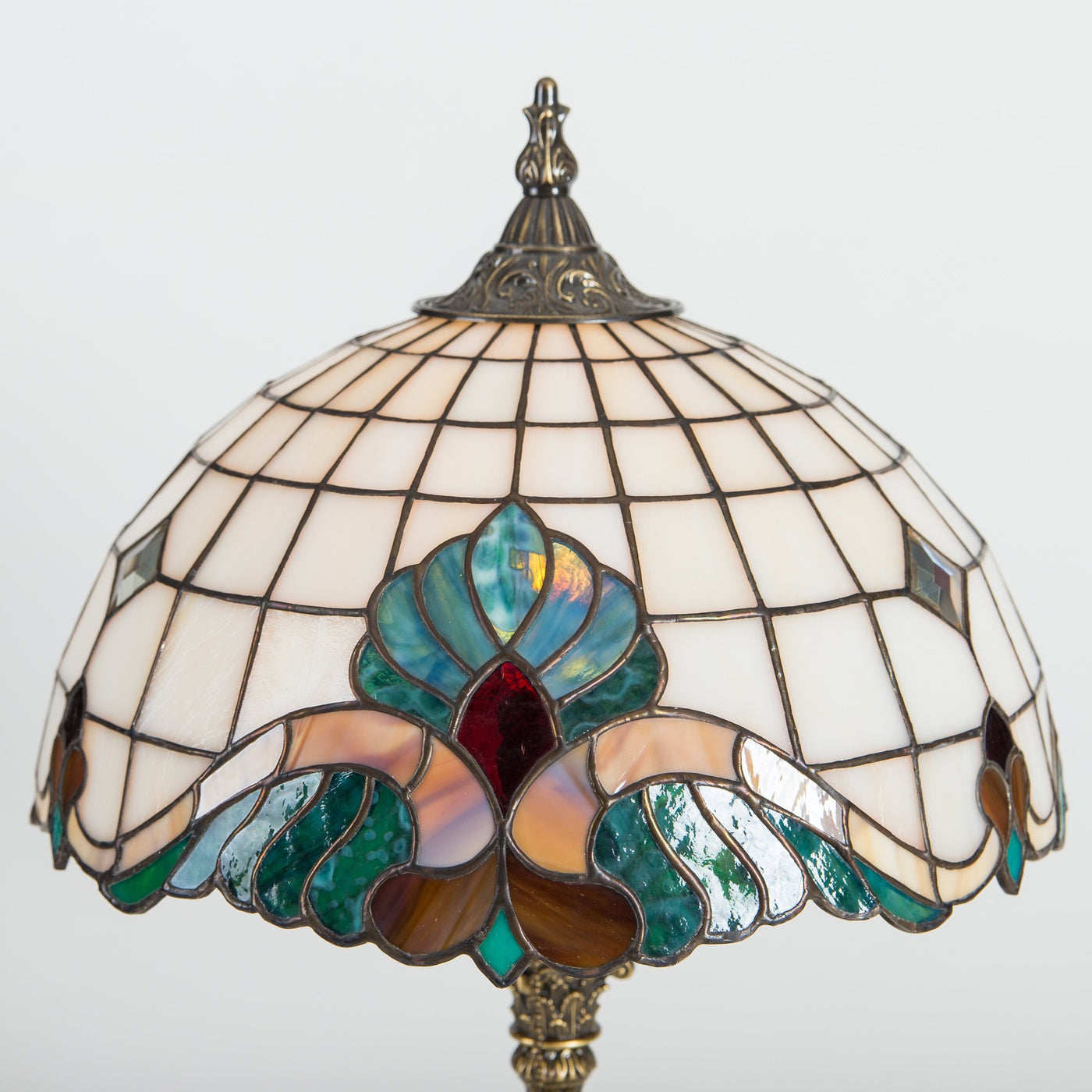 Zoomed lamp shade of Tiffany bedside lamp